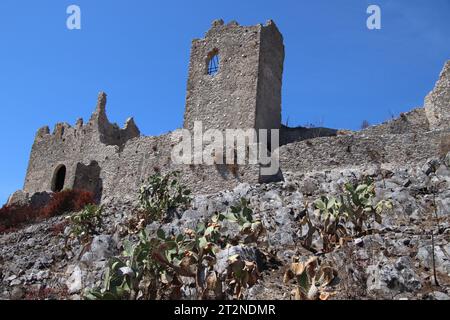 Ein Blick auf die Ruinen des Mausoleums von Tredoliche. Landschaft aus den Ruinen von Cirella, einem seit einem Jahrhundert verlassenen Dorf in der Region Kalabrien. Stockfoto