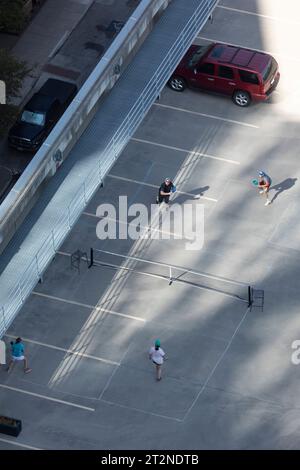 Hochwinkelansicht von Pickleball-Spielern auf einem temporären Platz auf dem Dach der Parkrampe in Austin, Texas Stockfoto