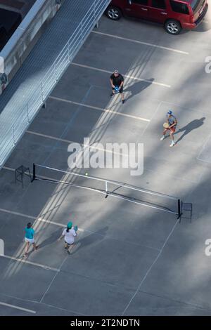 Hochwinkelansicht von Pickleball-Spielern auf einem temporären Platz auf dem Dach der Parkrampe in Austin, Texas Stockfoto