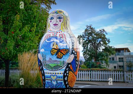 Matryoshka Puppe mit Monarch Schmetterlingsmantel, Kunstmosaik von Peter Vogelaar, Okanagan Lake Beach, Penticton, Okanagan, British Columbia, Kanada Stockfoto