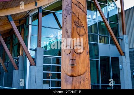 Post Carving Detail, Rotary Centre for the Arts, Kelowna, British Columbia, Kanada Stockfoto