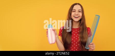 Friseur. Mädchen hat gewellte Haarbürste zu halten. Teen Schönheit Frisur. Flaues Kinderporträt. Kid girl Haarpflege, horizontales Poster. Banner-Kopfzeile Stockfoto