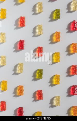 Bunte mehrfarbige Gelee-Bonbons isoliert auf weißem Hintergrund in Form von vertikalen Linien. Jelly Bean, Fruchtgummi Bonbons Hintergrund. Stockfoto