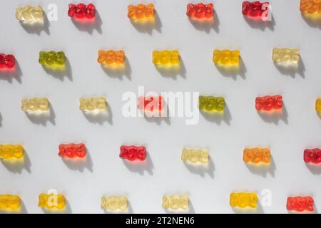 Jelly mehrfarbige Bonbons auf weißem Hintergrund, in horizontalen Linien angeordnet, Nahansicht. Kindergeburtstag-Konzept. Stockfoto