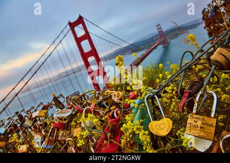 Liebeserklärung auf Schleusen am Zaun mit Blick auf die Golden Gate Bridge und die Bucht Stockfoto
