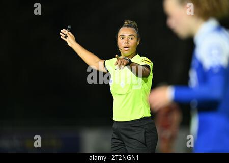 Oostakker, Belgien. Oktober 2023. Die niederländische Schiedsrichterin Marisca Overtoom wurde während eines Frauenfußballspiels zwischen AA Gent Ladies und Standard Femina de Lüttich am 7. Spieltag der Saison 2023 - 2024 der belgischen Lotto Womens Super League am Freitag, den 20. Oktober 2023 in Oostakker, BELGIEN, dargestellt. Quelle: Sportpix/Alamy Live News Stockfoto