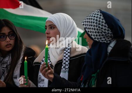 Madrid, Spanien. Oktober 2023. Frauen halten Kerzen während einer Demonstration zur Unterstützung des palästinensischen Volkes vor der Kathedrale von Almudena. Die Demonstranten demonstrieren gegen Israels Angriffe auf den Gazastreifen während des israelisch-palästinensischen Konflikts, nachdem die militante palästinensische Gruppe Hamas am 7. Oktober den größten Überraschungsangriff aus Gaza gestartet hatte, der eine Kriegserklärung des israelischen Premierministers Benjamin Netanjahu ausgelöst hatte. Quelle: Marcos del Mazo/Alamy Live News Stockfoto