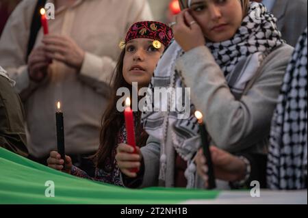 Madrid, Spanien. Oktober 2023. Während einer Demonstration zur Unterstützung des palästinensischen Volkes vor der Kathedrale von Almudena halten die Menschen Kerzen. Die Demonstranten demonstrieren gegen Israels Angriffe auf den Gazastreifen während des israelisch-palästinensischen Konflikts, nachdem die militante palästinensische Gruppe Hamas am 7. Oktober den größten Überraschungsangriff aus Gaza gestartet hatte, der eine Kriegserklärung des israelischen Premierministers Benjamin Netanjahu ausgelöst hatte. Quelle: Marcos del Mazo/Alamy Live News Stockfoto