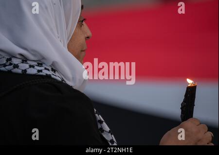 Madrid, Spanien. Oktober 2023. Eine Frau hält eine Kerze bei einer Demonstration zur Unterstützung des palästinensischen Volkes vor der Kathedrale von Almudena. Die Demonstranten demonstrieren gegen Israels Angriffe auf den Gazastreifen während des israelisch-palästinensischen Konflikts, nachdem die militante palästinensische Gruppe Hamas am 7. Oktober den größten Überraschungsangriff aus Gaza gestartet hatte, der eine Kriegserklärung des israelischen Premierministers Benjamin Netanjahu ausgelöst hatte. Quelle: Marcos del Mazo/Alamy Live News Stockfoto