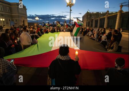 Madrid, Spanien. Oktober 2023. Menschen protestieren während einer Demonstration zur Unterstützung des palästinensischen Volkes vor der Kathedrale von Almudena. Die Demonstranten demonstrieren gegen Israels Angriffe auf den Gazastreifen während des israelisch-palästinensischen Konflikts, nachdem die militante palästinensische Gruppe Hamas am 7. Oktober den größten Überraschungsangriff aus Gaza gestartet hatte, der eine Kriegserklärung des israelischen Premierministers Benjamin Netanjahu ausgelöst hatte. Quelle: Marcos del Mazo/Alamy Live News Stockfoto