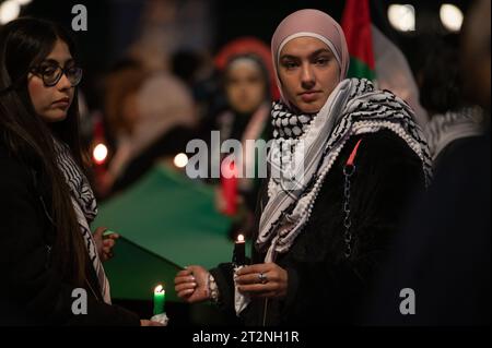 Madrid, Spanien. Oktober 2023. Frauen halten Kerzen während einer Demonstration zur Unterstützung des palästinensischen Volkes vor der Kathedrale von Almudena. Die Demonstranten demonstrieren gegen Israels Angriffe auf den Gazastreifen während des israelisch-palästinensischen Konflikts, nachdem die militante palästinensische Gruppe Hamas am 7. Oktober den größten Überraschungsangriff aus Gaza gestartet hatte, der eine Kriegserklärung des israelischen Premierministers Benjamin Netanjahu ausgelöst hatte. Quelle: Marcos del Mazo/Alamy Live News Stockfoto