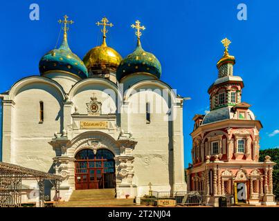 Die Himmelfahrt-Kathedrale und die Operationskapelle in der Heiligen Dreifaltigkeit Sergius Lavra in der Stadt Sergiev Posad Stockfoto