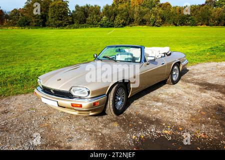 Cabriolet Jaguar XJS mit Verdeck auf einem Schotterparkplatz auf dem Land Stockfoto