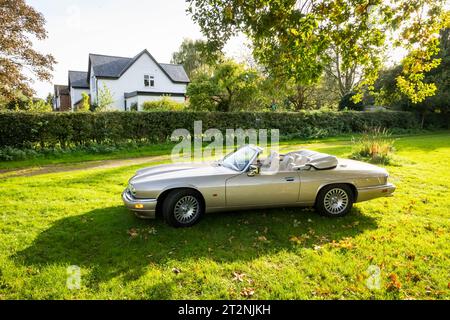 Cabriolet Jaguar XJS mit Top-Down im Herbst auf einem Landfeld Stockfoto