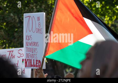 Minneapolis, Minnesota. März für Palästina. Tausende von Menschen versammeln sich zur Unterstützung der Palästinenser und verurteilen die Bombenanschläge in Gaza. Stockfoto