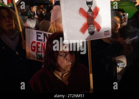 Eine Frau, die ein Schild hält, auf dem die Cesatin der israelischen Bombardements auf Gaza gefordert wird, wird während einer Kundgebung in Warschau, Polen, am 20. Oktober 2023 gesehen. Israel hat seit einer Überraschungsoffensive der Hamas am 7. Oktober eine vollständige Blockade des Gazastreifens eingeleitet. Der Angriff der Hamas führte zu mehr als 1400 Todesopfern auf israelischem Territorium und veranlasste den israelischen Premierminister Benjamin Netanjahu, den Krieg gegen die militante Gruppe zu erklären. Die Bewohner des Gazastreifens haben schwer unter Nahrungsmittel-, Wasser- und Stromknappheit gelitten, nachdem Israel eine Bombenkampagne gestartet hat, die Tausende von Menschen verursacht hat Stockfoto