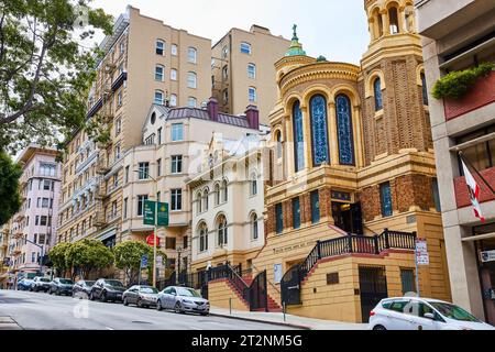 Kirche Notre Dame des Victoires von außen mit abgewinkeltem Blick auf Straße und Nebengebäude Stockfoto