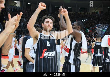 Bologna, Italien. Oktober 2023. Alessandro Pajola (Segafredo Virtus Bologna) jubelt am Ende des Basketball-Europameisterschaftsspiels Segafredo Virtus Bologna gegen Crvena Zvezda Meridianbet Belgrad - Bologna, 20. Oktober 2023 im Paladozza Sportpalast - Foto: Corrispondente Bologna Credit: Unabhängige Fotoagentur/Alamy Live News Stockfoto