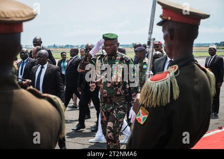 Burundi-Bujumbura, 20. Oktober 2023, Brice Oligui Nguema 2R, Präsident der Transition of Gabun, trifft am Ndadaye International Airport in Bujumbura Burundi ein. Quelle: Nitanga Tchandrou Copyright: xx Credit: Imago/Alamy Live News Stockfoto