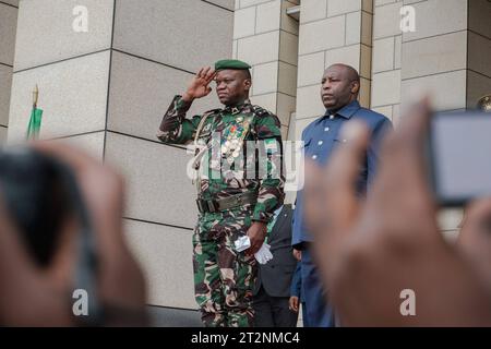 Burundi-Bujumbura, 20. Oktober 2023, Brice Oligui Nguema L, Präsident der Transition von Gabun und Ndayishimiye Evariste R, Präsident Burundi im Staatshaus während seines eintägigen Besuchs in Burundi. Quelle: Nitanga Tchandrou Copyright: xx Credit: Imago/Alamy Live News Stockfoto