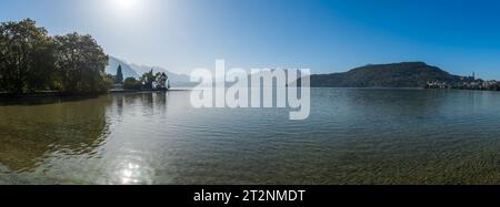 Herrliches Panorama vom Ufer des Sees in Annecy, Haute-Savoie, Frankreich Stockfoto