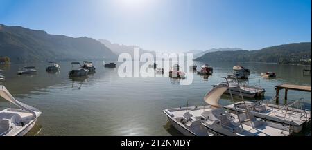 Herrliches Panorama vom Ufer des Sees in Annecy, Haute-Savoie, Frankreich Stockfoto
