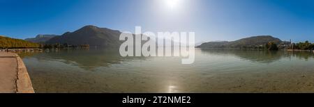 Herrliches Panorama vom Ufer des Sees in Annecy, Haute-Savoie, Frankreich Stockfoto