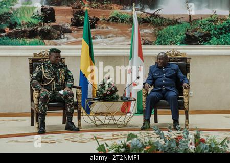 Burundi-Bujumbura, 20. Oktober 2023, Brice Oligui Nguema L, Präsident der Transition von Gabun und Ndayishimiye Evariste R, Präsident Burundi im Staatshaus während seines eintägigen Besuchs in Burundi. Quelle: Nitanga Tchandrou Copyright: xx Credit: Imago/Alamy Live News Stockfoto