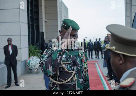 Burundi-Bujumbura, 20. Oktober 2023, Brice Oligui NguemaL, der Präsident der Transition von Gabun, grüßt die Ehre der Wache im Staatshaus während seines eintägigen Besuchs in Burundi. Quelle: Nitanga Tchandrou Copyright: xx Credit: Imago/Alamy Live News Stockfoto