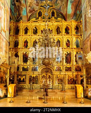 Der Altar und die Ikonostase in der Himmelfahrt-Kathedrale in der Heiligen Dreifaltigkeit Sergius Lavra in der Stadt Sergiev Posad Stockfoto