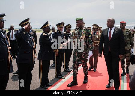 Burundi-Bujumbura, 20. Oktober 2023, Brice Oligui Nguema 2R, Präsident der Transition of Gabun, trifft am Ndadaye International Airport in Bujumbura Burundi ein. Quelle: Nitanga Tchandrou Copyright: XNITANGA-TCHANDROUx Credit: Imago/Alamy Live News Stockfoto