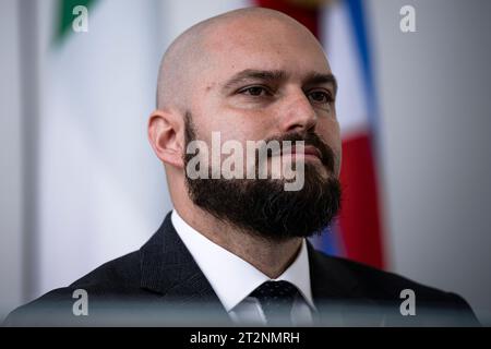 Turin, Italien. 20. Oktober 2023. Maurizio Marrone, Ratsherr der Region Piemont, schaut während des Besuchs von Youssef Absi, Patriarch der melkitischen griechisch-katholischen Kirche, in Turin zu, um eine heilige Ikone für das Piemont zu spenden. Quelle: Nicolò Campo/Alamy Live News Stockfoto