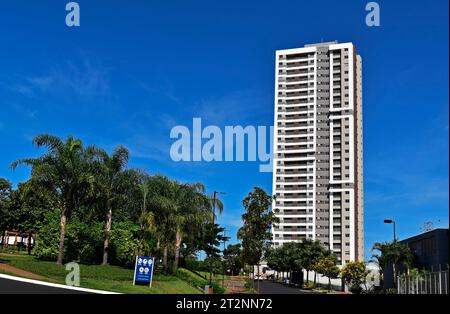 RIBEIRAO PRETO, SAO PAULO, BRASILIEN - 16. April 2023: Fassade für Wohngebäude Stockfoto