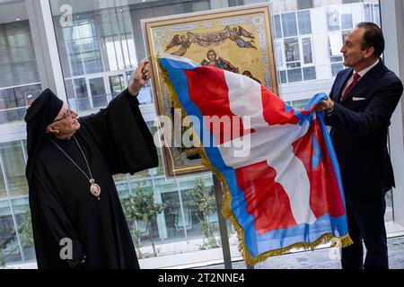 Youssef Absi spendet eine heilige Ikone an die Region Piemont Youssef Absi L, Patriarch der Melkitischen Griechisch-Katholischen Kirche, und Alberto Cirio, Präsident der Region Piemont, enthüllen eine heilige Ikone, die der Patriarch der Region Piemont geschenkt hat. Turin Italien Copyright: xNicolòxCampox Credit: Imago/Alamy Live News Stockfoto