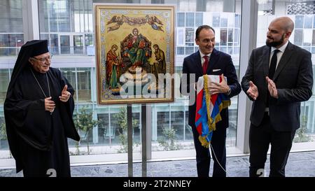 Youssef Absi spendet eine heilige Ikone an die Region Piemont Youssef Absi L, Patriarch der Melkitischen Griechisch-Katholischen Kirche, Alberto Cirio C, Präsident der Region Piemont, und Maurizio Marrone, Ratsherr der Region Piemont, reagieren nach der Enthüllung einer heiligen Ikone, die der Patriarch der Region Piemont geschenkt hat. Turin Italien Copyright: xNicolòxCampox Credit: Imago/Alamy Live News Stockfoto