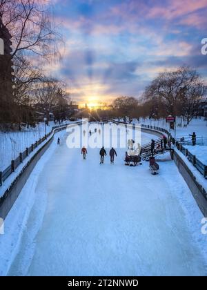 Sonnenuntergang über Patterson Creek im Winter, Rideau Canal, Ottawa, Ontario, Kanada Stockfoto