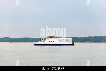 Die Fähre auf der Schutzinsel, die eine große Ladung transportiert Stockfoto