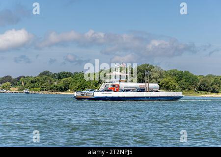 Die Fähre zur Schutzinsel mit einer vollen Ladung Autos und LKWs an einem Sommertag Stockfoto
