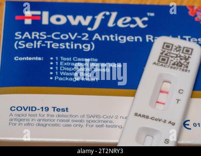 COVID-19-Testkit mit positivem Ergebnis Stockfoto