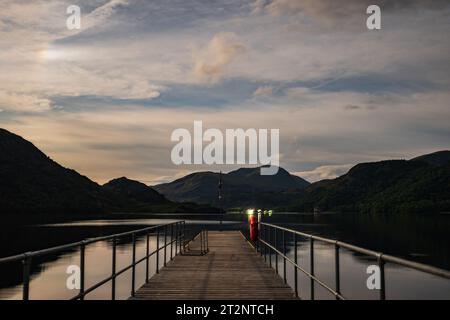 Ein Blick im Mondlicht mit Blick auf den Dampfsteg der Aira Force auf Ullswater im englischen Lake District Stockfoto