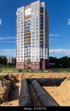 Ein konzeptionelles Bild eines mehrstöckigen Wohngebäudes und der damit verbundenen Kommunikation. In der Nähe des Hauses befindet sich ein Graben mit neuem Wasser Stockfoto