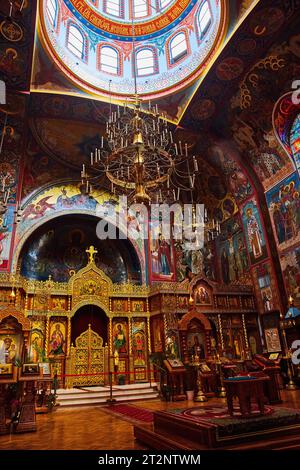 Heilige Jungfrau-Kathedrale im Inneren Freude aller, die trauern, mit Kuppeldach und Kronleuchter Stockfoto