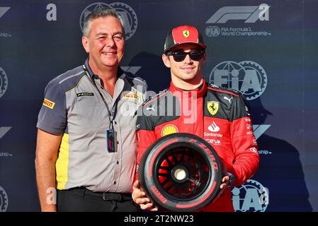 Austin, USA. Oktober 2023. Charles Leclerc (MON) Ferrari erhält die Pirelli Pole Position Aqard von Mario Isola (ITA) Pirelli Racing Manager (links). 20.10.2023. Formel-1-Weltmeisterschaft, Rd 19, Grand Prix der Vereinigten Staaten, Austin, Texas, USA, Qualifikationstag der Fotoguthaben sollte lauten: XPB/Press Association Images. Quelle: XPB Images Ltd/Alamy Live News Stockfoto