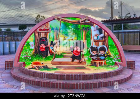 tokio, japan - 12. september 2023: Monchichi Parc am Abend in Shinkoiwa zeigt japanische Affenspielzeuge, auch kiki genannt Stockfoto