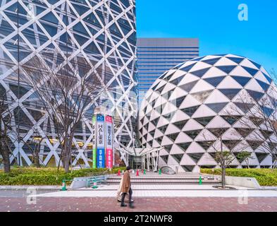 tokio, shinjuku - 22. dezember 2022: Eingang der Glasfassaden der berühmten Kokon-förmigen und Golfballstruktur der Wolkenkratzer der HAL School Stockfoto