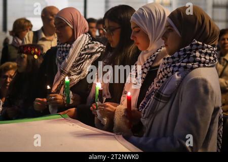 Madrid, Spanien. Oktober 2023. Eine Gruppe muslimischer Mädchen hält während der Mahnwache Kerzen in Erinnerung an die Toten in Gaza. Dutzende pro-palästinensischer Menschen haben sich auf der Esplanade vor der Kathedrale von Almudena in Madrid versammelt, um eine Mahnwache für die palästinensischen Opfer im Gazastreifen wegen der Angriffe Israels abzuhalten. Quelle: SOPA Images Limited/Alamy Live News Stockfoto