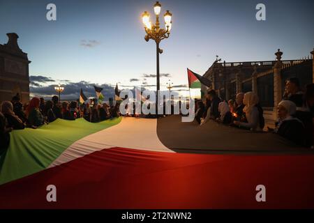 Madrid, Spanien. Oktober 2023. Eine palästinensische Flagge begleitet die Demonstranten während der Mahnwache zum Gedenken an die palästinensischen Toten in Gaza. Dutzende pro-palästinensischer Menschen haben sich auf der Esplanade vor der Kathedrale von Almudena in Madrid versammelt, um eine Mahnwache für die palästinensischen Opfer im Gazastreifen wegen der Angriffe Israels abzuhalten. Quelle: SOPA Images Limited/Alamy Live News Stockfoto