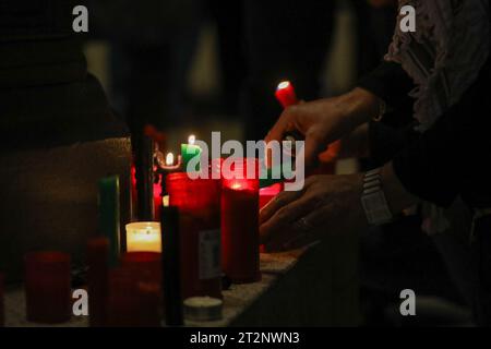 Madrid, Spanien. Oktober 2023. Kerzen, die während der Mahnwache zum Gedenken an die Palästinenser in Gaza angezündet wurden. Dutzende pro-palästinensischer Menschen haben sich auf der Esplanade vor der Kathedrale von Almudena in Madrid versammelt, um eine Mahnwache für die palästinensischen Opfer im Gazastreifen wegen der Angriffe Israels abzuhalten. Quelle: SOPA Images Limited/Alamy Live News Stockfoto