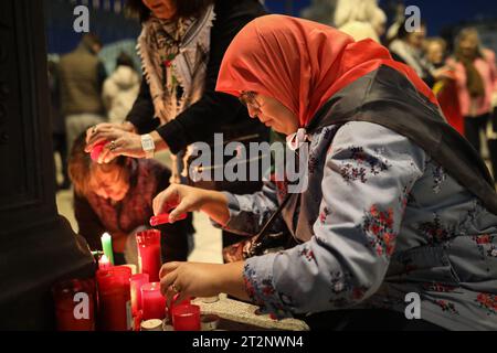 Madrid, Spanien. Oktober 2023. Eine muslimische Frau zündet während der Mahnwache Kerzen an, um die Palästinenser in Gaza zu erinnern. Dutzende pro-palästinensischer Menschen haben sich auf der Esplanade vor der Kathedrale von Almudena in Madrid versammelt, um eine Mahnwache für die palästinensischen Opfer im Gazastreifen wegen der Angriffe Israels abzuhalten. Quelle: SOPA Images Limited/Alamy Live News Stockfoto