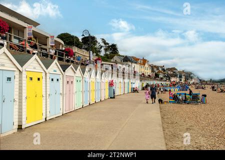 Strandhütten bei Lyme Regis, Dorset, England Stockfoto